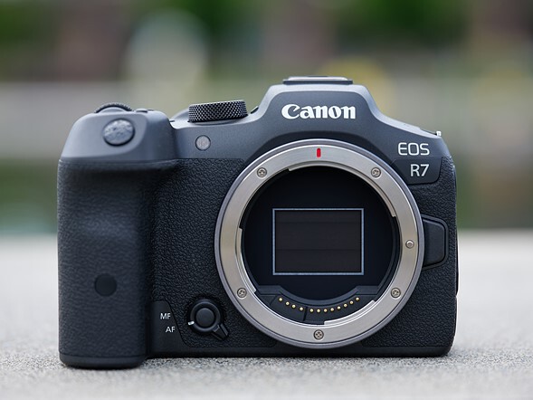 نقد و بررسی دقیق دوربین کانن Canon EOS R7