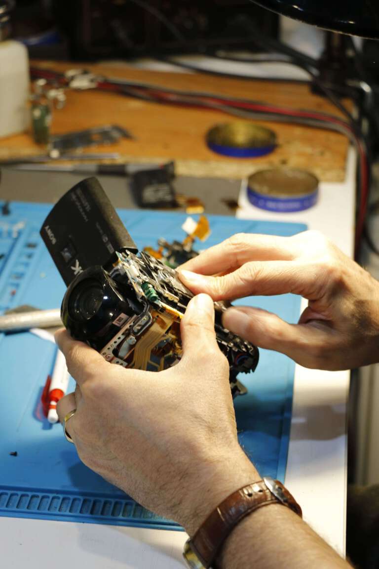 خرابی کارتخوان و پنل بالای دوربین‌ های میرورلس سونی | علائم، دلایل و تعمیر تخصصی